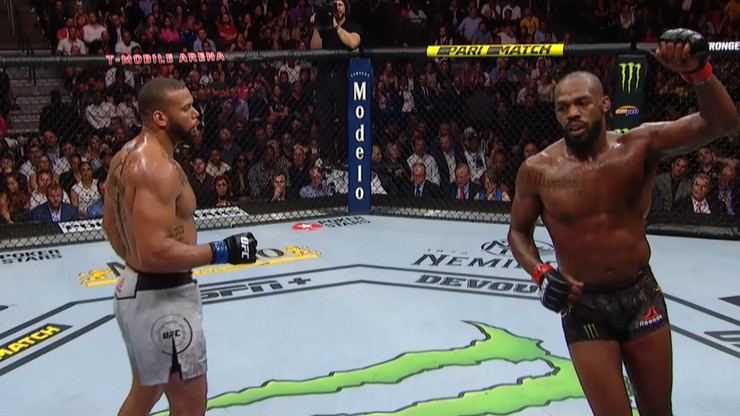 UFC 239: Bardzo trudna przeprawa Jonesa! Pokonał Santosa niejednogłośną decyzją