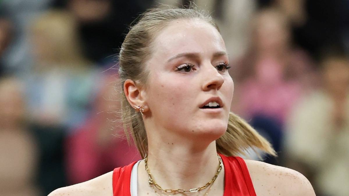 Portret tenisistki Martyny Kubki w czerwonym stroju reprezentacji Polski.