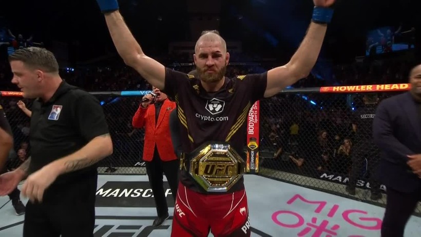 UFC 275: Jiri Prochazka nowym mistrzem kategorii półciężkiej! Zaskakujące zakończenie