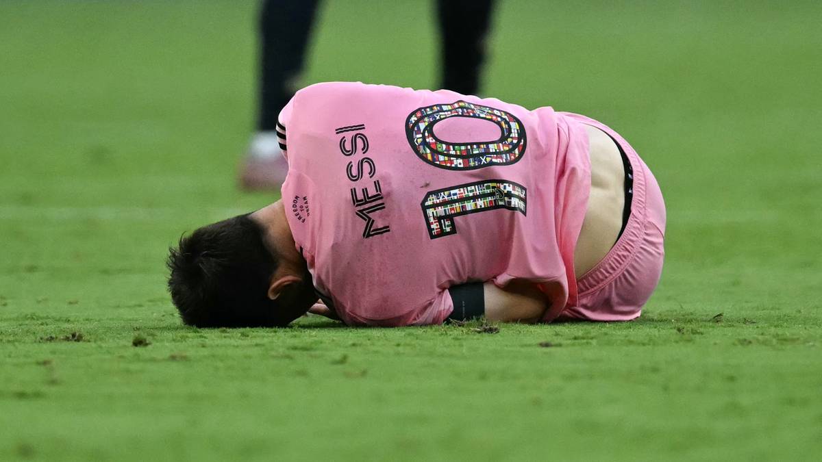 Piłkarz Leo Messi leżący na boisku