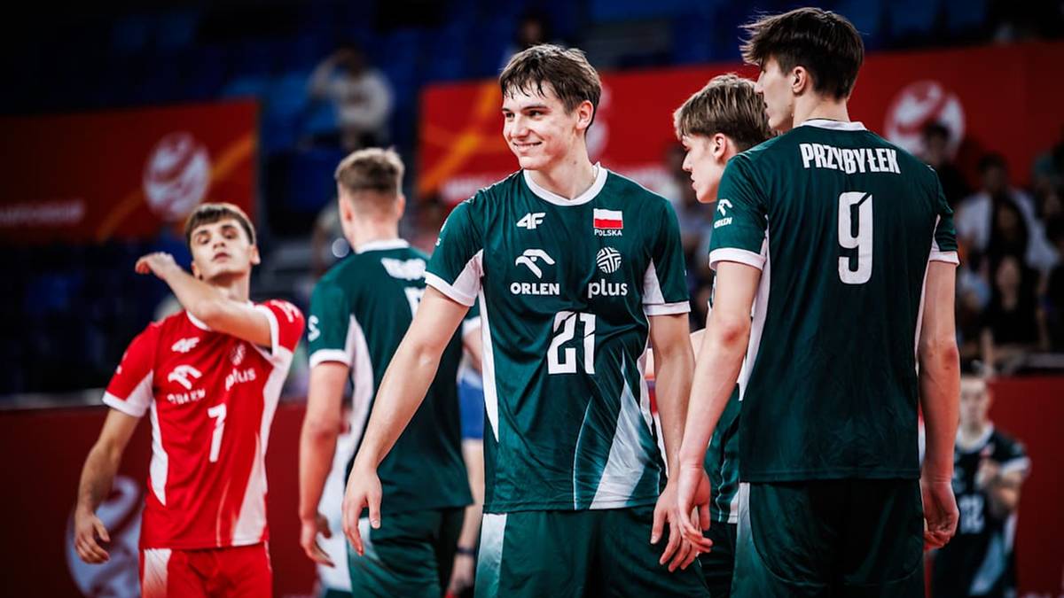 Siatkarze reprezentacji Polski w ciemnozielonych strojach, jeden z nich z numerem 21 na koszulce, w przerwie meczu.