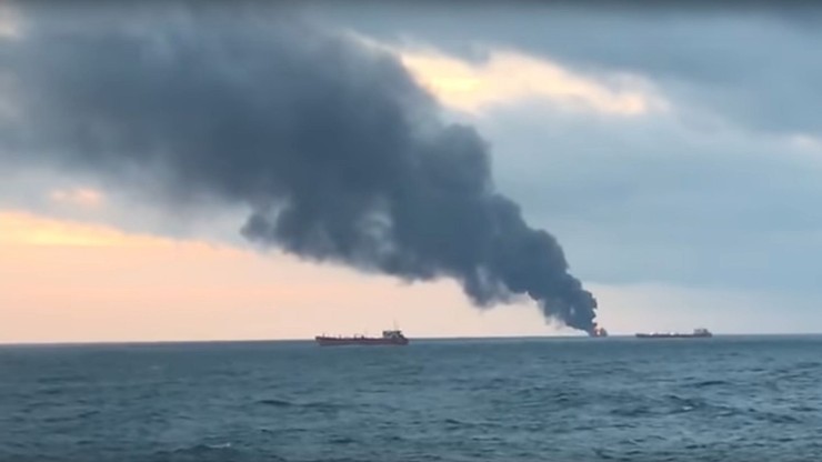 Statki w ogniu w Cieśninie Kerczeńskiej. Marynarze musieli skakać do wody. Nie żyje 14 osób