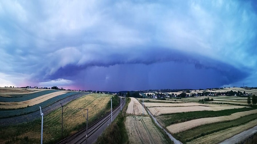 Chmura szelfowa w Miechowie w woj. małopolskim. Fot. Łukasz Żurek.