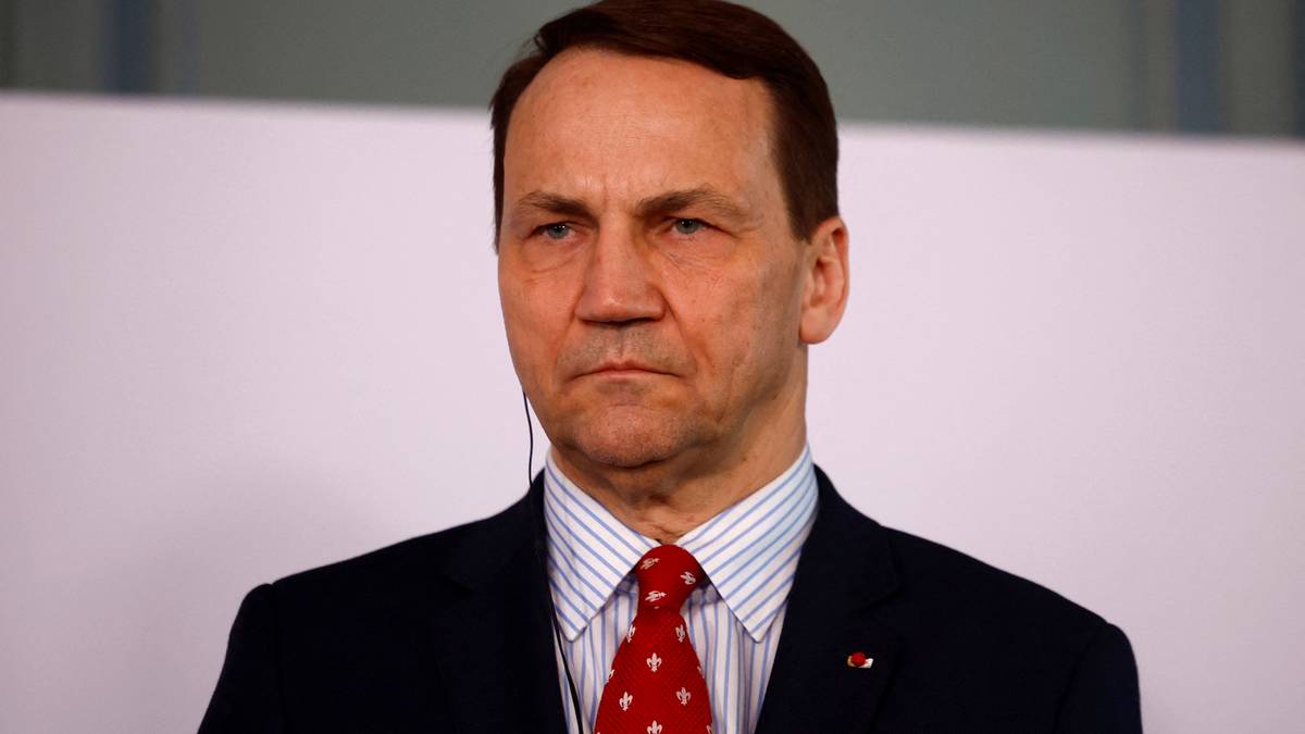 Sikorski grzmi. "Ingerencja w nasze wewnętrzne sprawy"