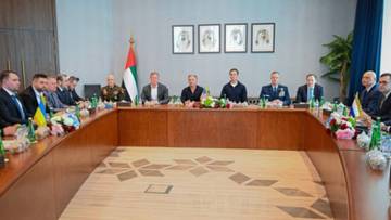 Uczestnicy negocjacji siedzą przy stole w sali konferencyjnej.