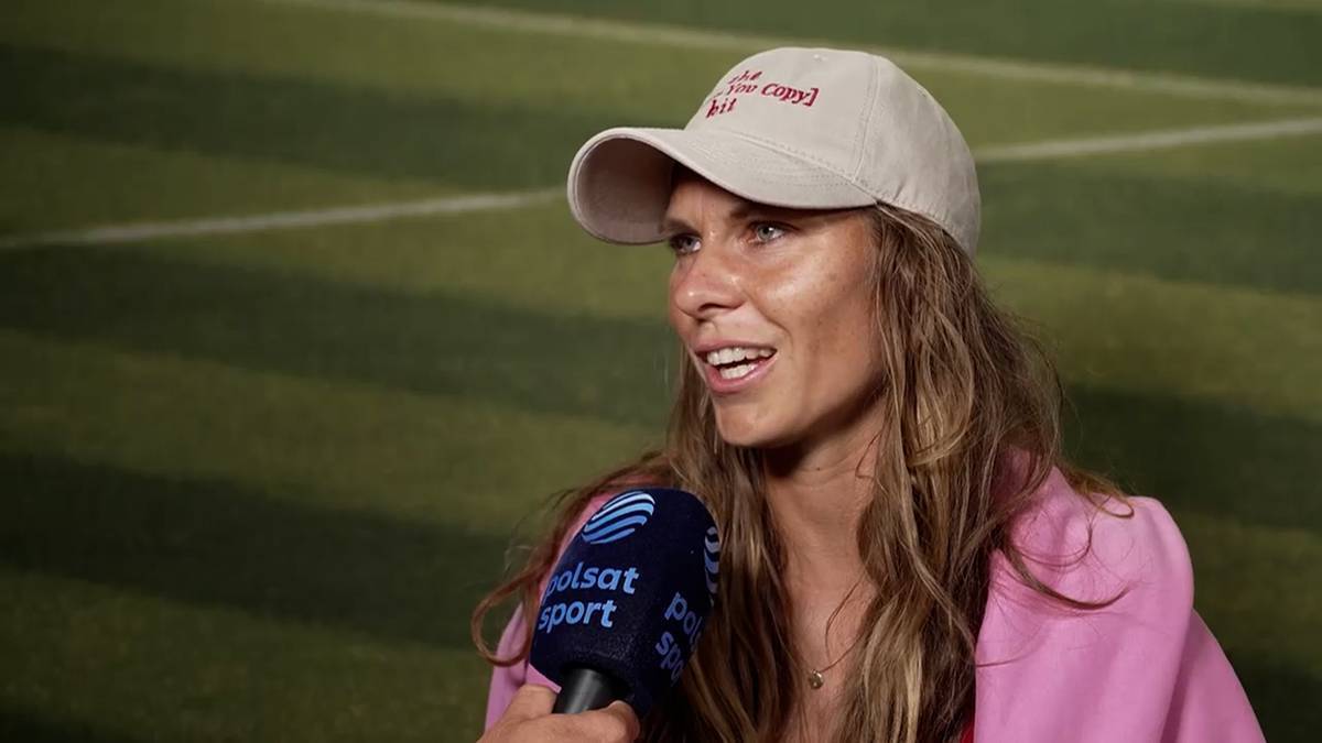 Kobieta w beżowej czapce z daszkiem i r&oacute;żowym swetrze udziela wywiadu przed mikrofonem Polsat Sport.