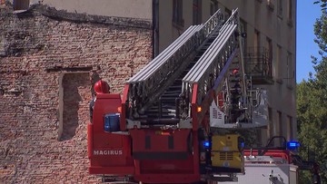 Łódź: Zawalił się dach kamienicy. Strażacy przeczesywali gruzowisko z psami tropiącymi