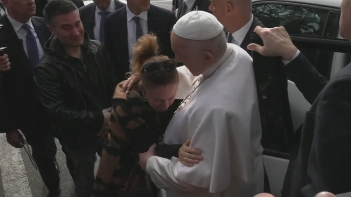 Watykan. Papież Franciszek wyszedł ze szpitala. "Wciąż żyję"