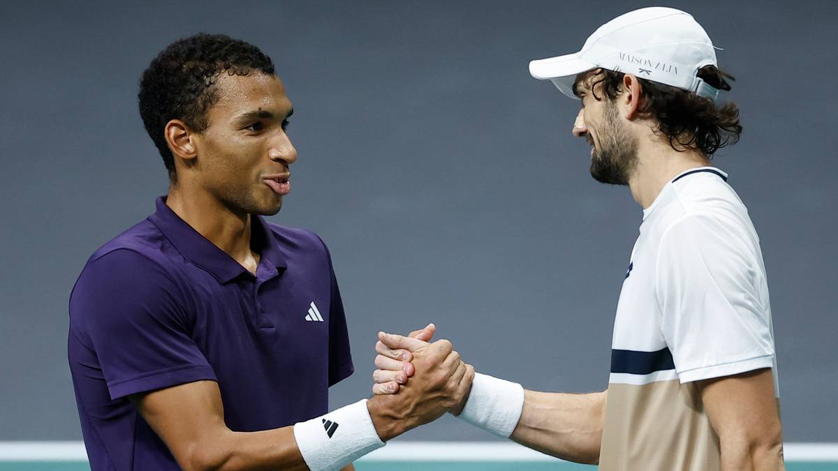 Dw&oacute;ch tenisist&oacute;w, Felix Auger-Aliassime i Valentin Vacherot, uściskuje dłonie po meczu, obaj ubrani w stroje sportowe.