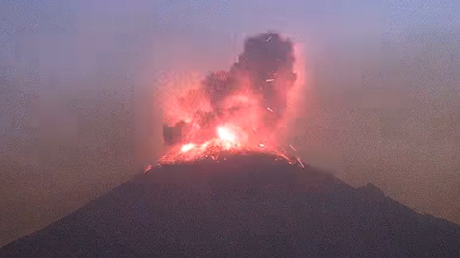 Erupcja wulkanu Popocatepetl w dniu 26 marca 2019 roku. Fot. YouTube / webcamsdemexico.