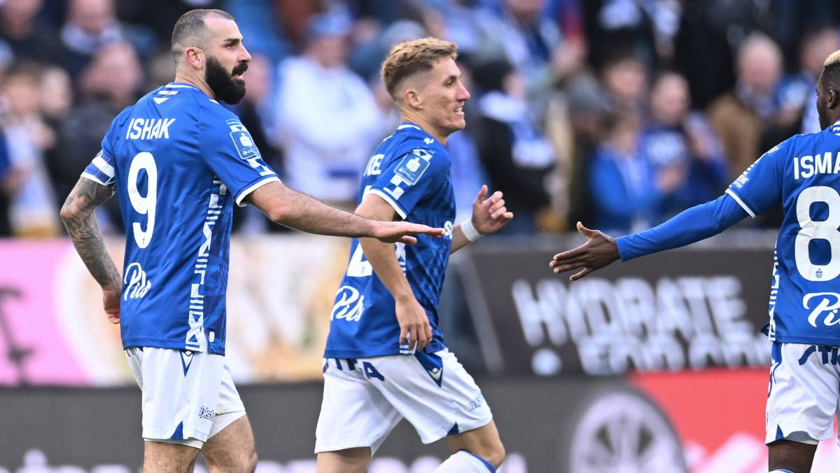 Piłkarze Lecha Poznań w niebieskich strojach świętują zdobycie bramki podczas meczu Ligi Konferencji.