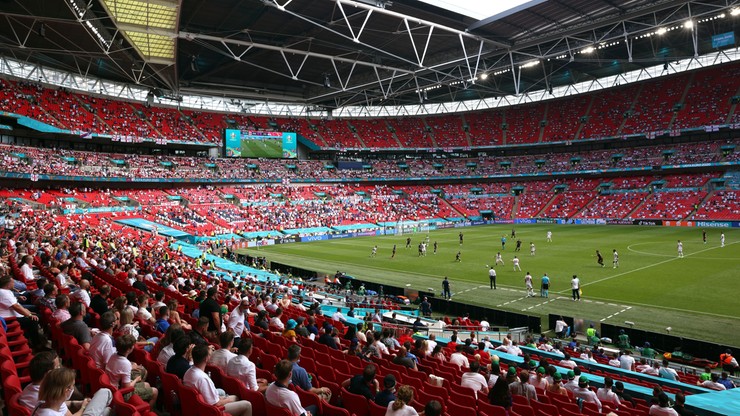 Euro 2020: Dramatyczne sceny na Wembley! Kibic spadł z trybuny