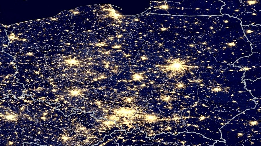 Zdjęcie satelitarne nocnego oświetlenia w Polsce. Fot. NASA / Suomi NPP.