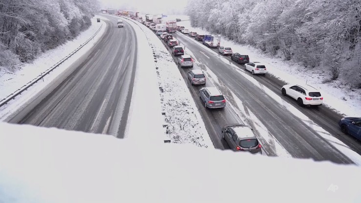 Francja: silne opady śniegu zakłóciły ruch drogowy, kolejowy i lotniczy na wschodzie