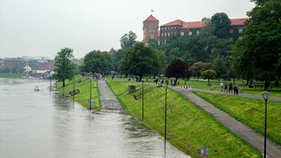 01.06.2020 09:00 Po ulewach na Wiśle utworzyła się 2-metrowa fala wezbraniowa, która płynie w kierunku Krakowa