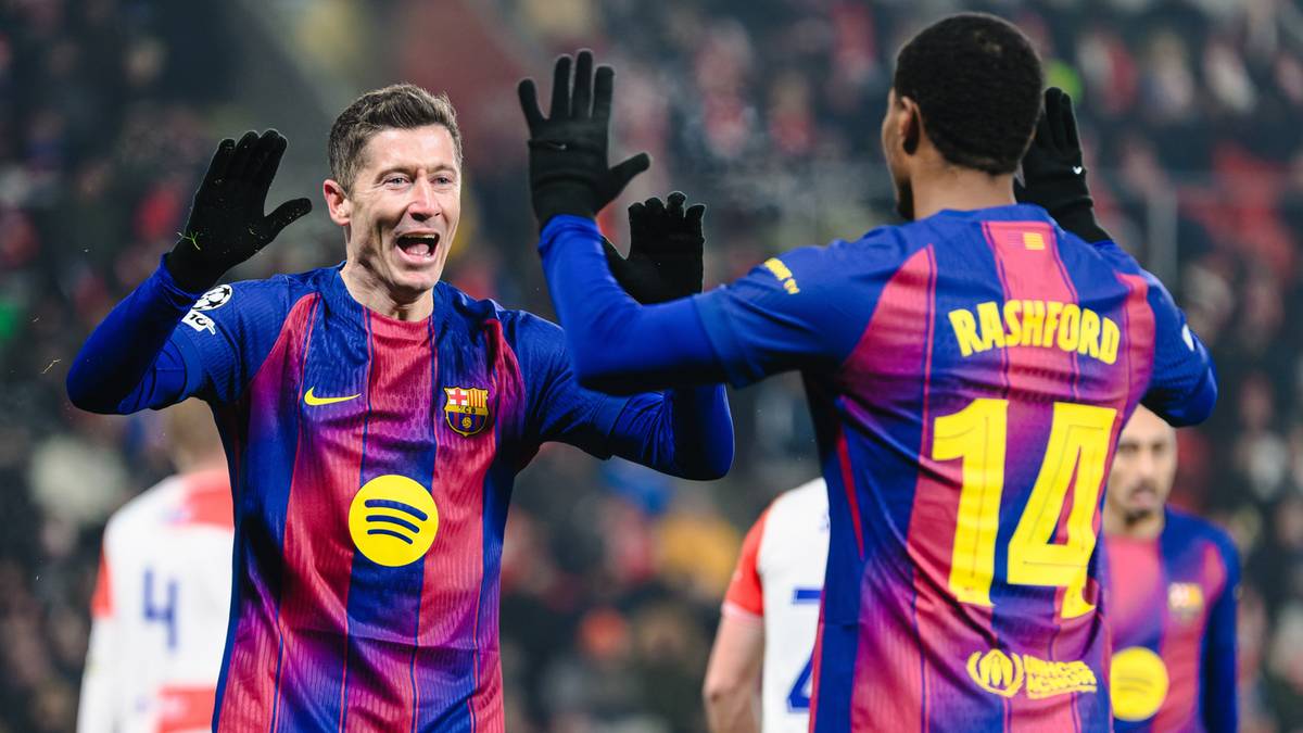 Piłkarze FC Barcelony Robert Lewandowski i Marcus Rashford świętują zdobycie bramki.