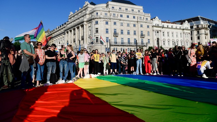 UE o zakazie "propagowania homoseksualizmu" na Węgrzech: "przyjrzymy się nowemu prawu"