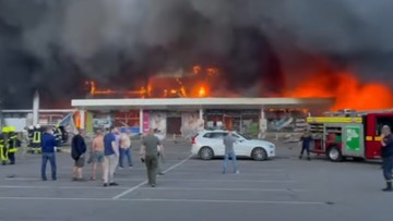 Rosjanie ostrzelali centrum handlowe, w środku było ponad tysiąc osób 