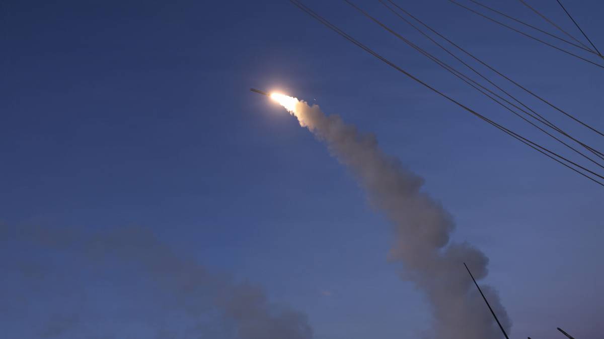 Rakieta Tomahawk wystrzeliwana z okrętu z widocznym smugą dymu na tle nocnego nieba.