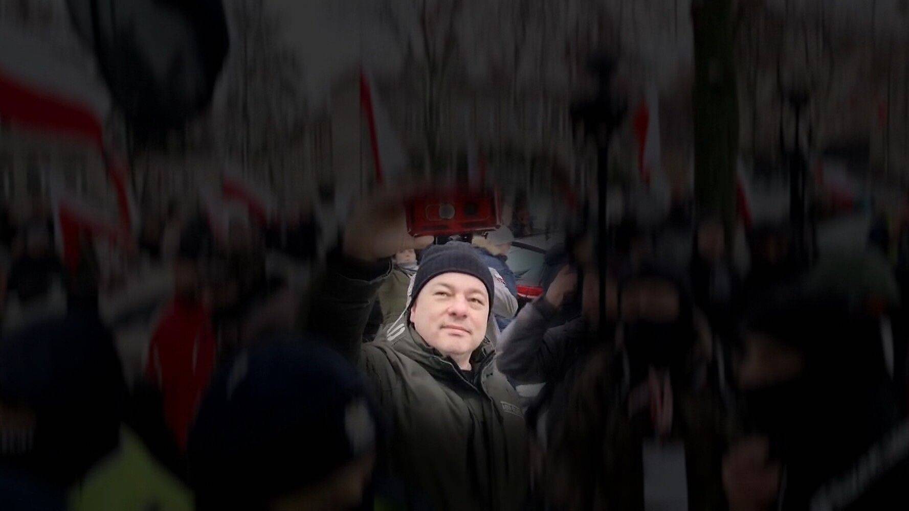 „Na dwa fronty”: Reportaż z cyklu Polsat News Ujawnia