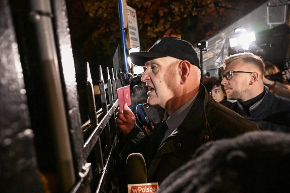 Święczkowski przed siedzibą Trybunału Konstytucyjnego. Wezwał ślusarza
