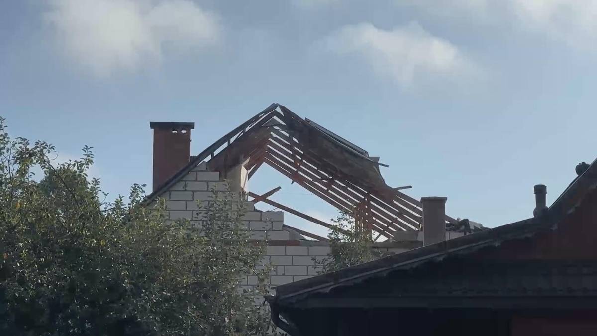 Uszkodzony dom w Wyrykach. MON złożyło deklaracje