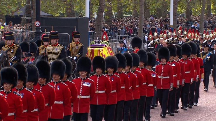 Wielka Brytania. Kondukt z ciałem królowej Elżbiety II dotarł do Pałacu Westminsterskiego