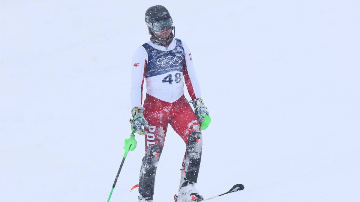 Narciarz alpejski w stroju reprezentacji Polski z numerem 48 na piersi.