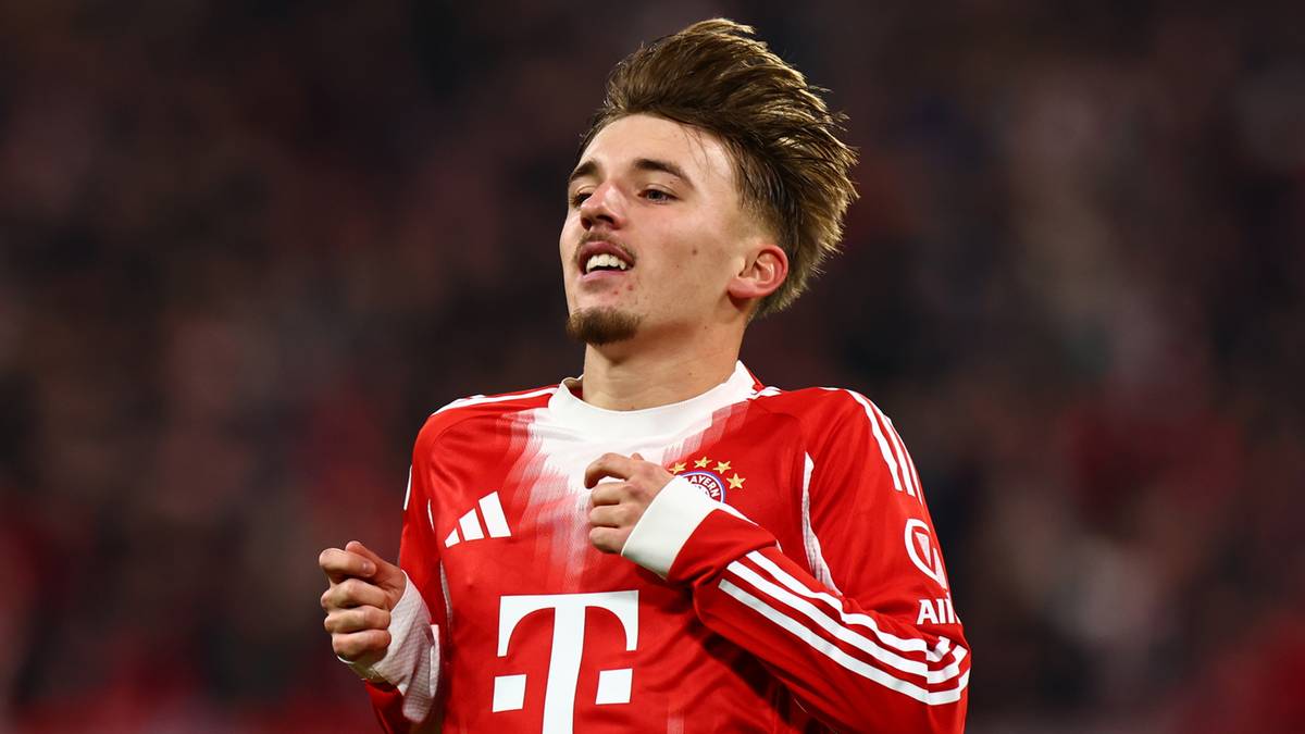 Portret młodego mężczyzny w czerwonej koszulce piłkarskiej Bayernu Monachium.