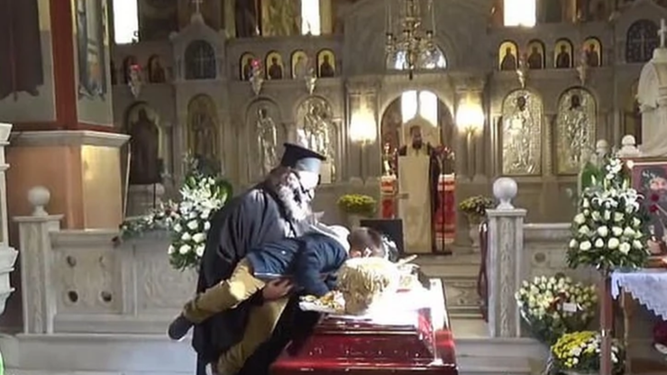 Dziecko pocałowało trumnę biskupa zmarłego na COVID-19. Zachęcał je do tego ksiądz