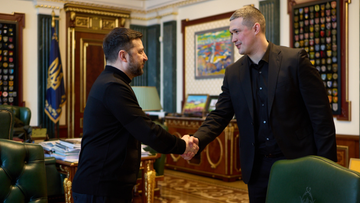 Wołodymyr Zełenski i Mychajło Fedorow podają sobie ręce w gabinecie