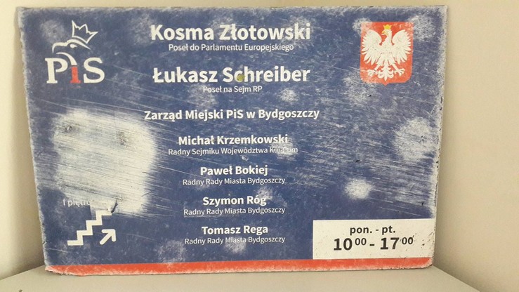 Tablica na biurze posłów PiS Schreibera i Złotowskiego zerwana i uszkodzona. "Przejaw bezsilności i nienawiści"