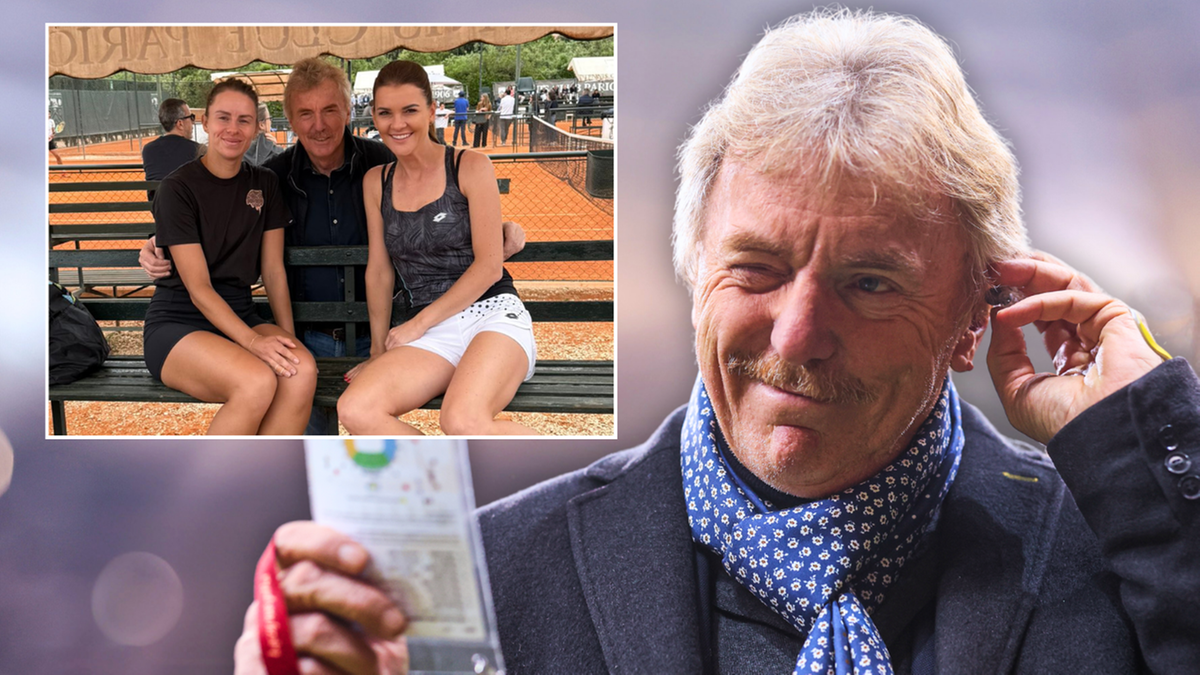 Zbigniew Boniek pozuje do zdjęcia z dwiema młodymi tenisistkami na tle kortu tenisowego.