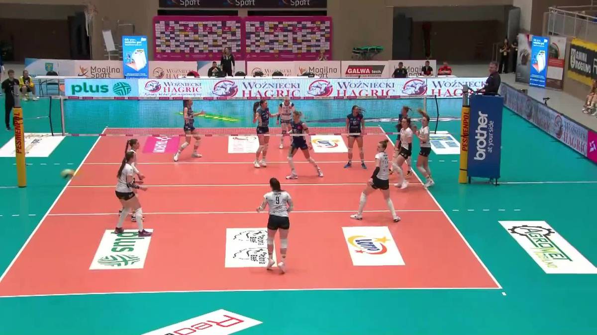 Mecz siatk&oacute;wki kobiet w hali sportowej. Zawodniczki rywalizują na boisku.