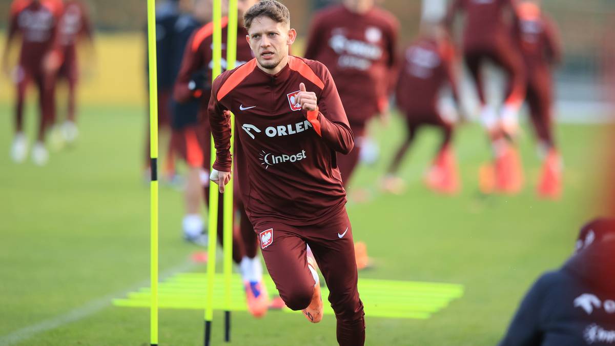 Piłkarz reprezentacji Polski w bordowym stroju z numerem 10 na plecach podczas treningu.