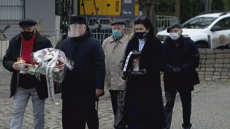 Lech Wałęsa złożył kwiaty po gdańskim pomnikiem 