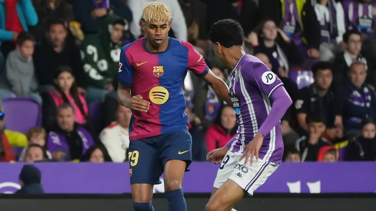 Dwóch piłkarzy w akcji podczas meczu piłki nożnej.