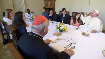 Pierogi z mięsem i sernik - menu papieskiego obiadu na spotkaniu z młodzieżą
