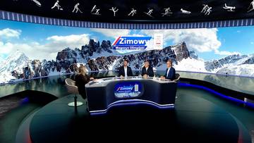 Studio telewizyjne z czterema osobami siedzącymi przy stole, na tle widoku ośnieżonych gór i logotypu "Zimowy Magazyn Olimpijski".