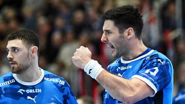 Dw&oacute;ch zawodnik&oacute;w w niebieskich koszulkach sportowych na tle publiczności.