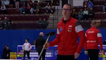 Zawodnicy curlingu na lodowisku, jeden z nich przygotowuje się do pchnięcia kamienia.