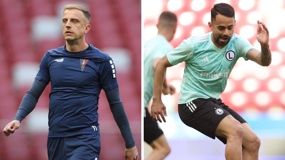 Dwaj piłkarze w strojach sportowych, jeden w granatowym, drugi w turkusowym, na tle stadionu.