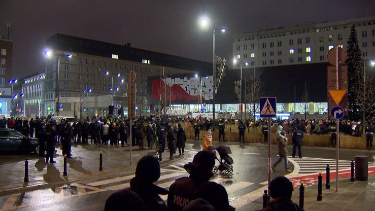 Demonstracja przed siedzibą TVP: stop propagandzie nienawiści. Telewizja publiczna odpiera zarzuty