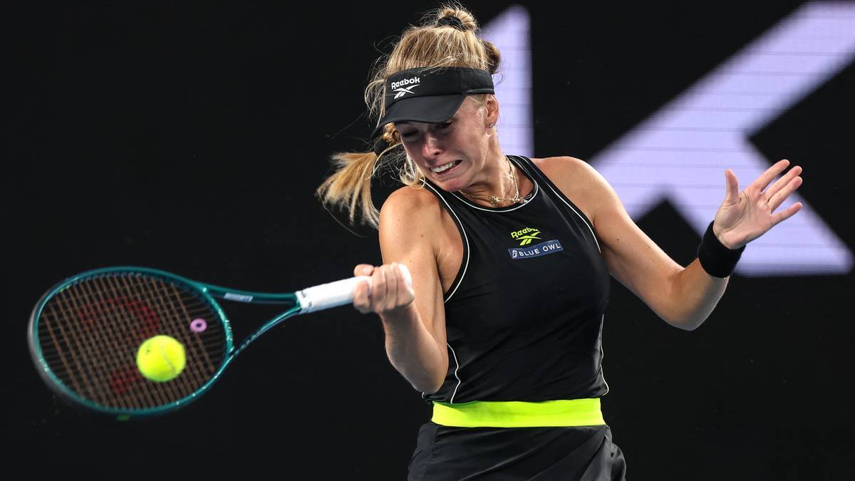 Magdalena Fręch uderza piłkę tenisową rakietą podczas meczu.