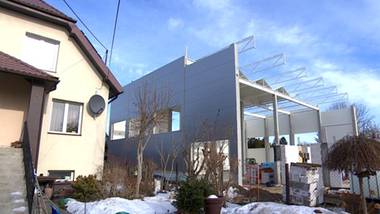 Gigantyczna hala za oknami. Mieszkańcy są oburzeni