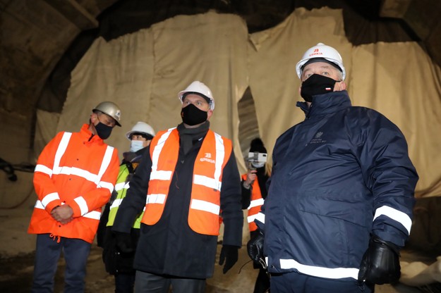 Minister Andrzej Adamczyk na budowie tunelu zakopianki