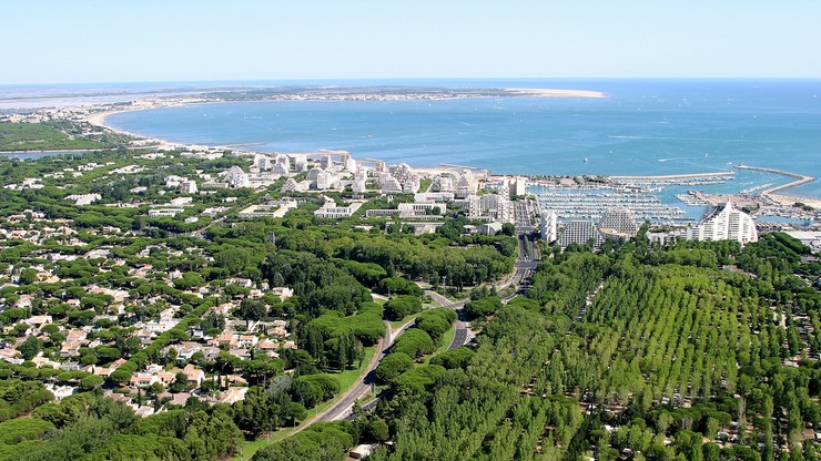 Francuzi dzielą nadmorską plażę, by ratować wakacje. Miejsce trzeba rezerwować w sieci