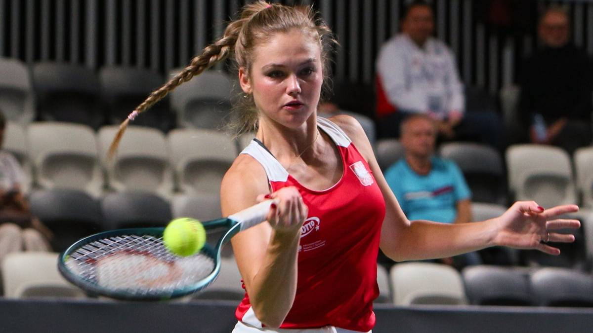 Tenisistka uderza piłkę rakietą podczas meczu.