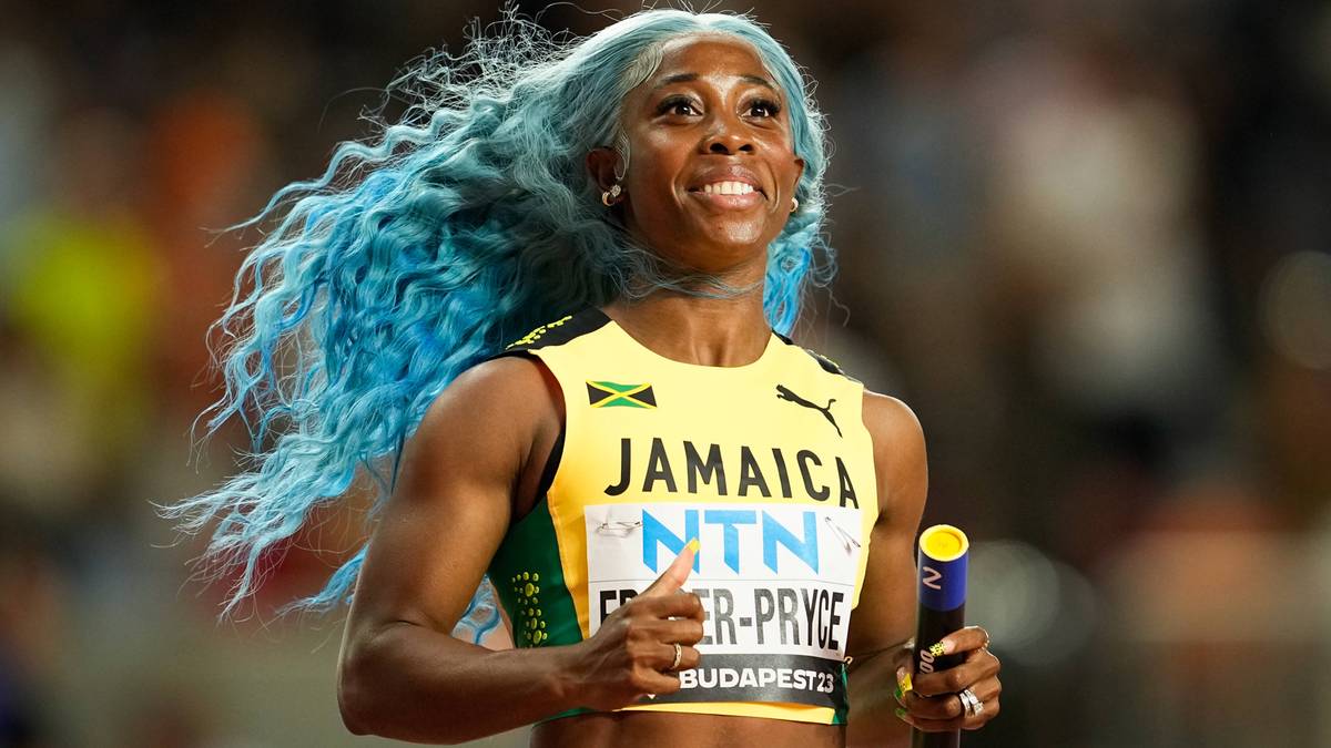 Elaine Thompson-Herah, lekkoatletka z Jamajki, w żółtej koszulce sportowej z napisem "JAMAICA" i numerem "378", podczas biegu.