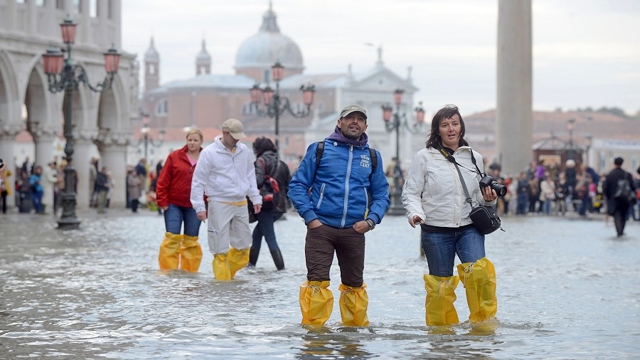 Acqua alta zalewa zabytkową część Wenecji. Fot. AFP Photo / Andrea Pattaro.